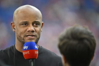 Coach Vincent Kompany FC Bayern Munich FCB portrait in interview Microphone Microphone Logo SKY