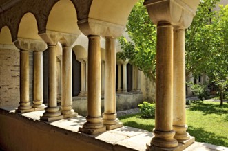 Romanesque columns, double columns in the cloister, Gothic basilica of the Cistercian Abbey of
