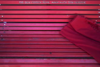 Bench, park bench, red, blanket, saying GIB DEN FÜSSEN RUHE, ABER AUCH DEM HERZEN, Sempach, Canton