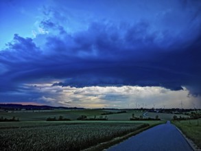 Aufziehendes Gewitter mit imposanter und bedrohlicher Wolkenformation einer Gewitterzelle über