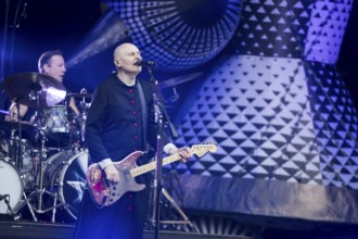 Jimmy Chamberlin (drummer) and Billy Corgan (singer) from The Smashing Pumpkins live on The Aghori