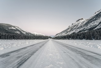 Winter road trip on the Icefields Parkway with lots of snow and ice, Banff National Park, Jasper