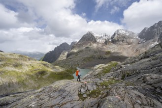 Mountaineer on a rocky hiking trail, view of the turquoise-blue mountain lake Großer Gradensee,