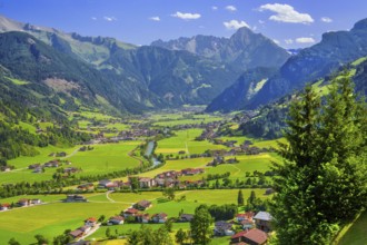 View of the valley with the Ahornspitze 2973m, Zell am Ziller, Zillertal, Zillertal Alps, Tyrol,