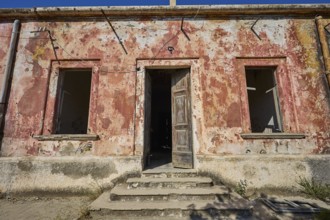 Lost Place, Dilapidated house with weathered door and peeling red plaster, Symbols of decay, Radio