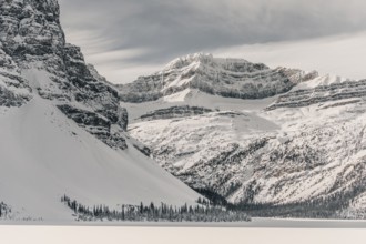 Winter road trip on the Icefields Parkway with lots of snow and ice, Banff National Park, Jasper