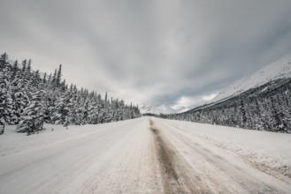 Winter road trip on the Icefields Parkway with lots of snow and ice, Banff National Park, Jasper