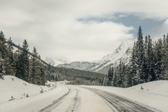 Winter road trip on the Icefields Parkway with lots of snow and ice, Banff National Park, Jasper