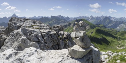 Mountain panorama from the Koblat-Höhenweg on the Nebelhorn, behind left the Hochvogel, 2592m, in