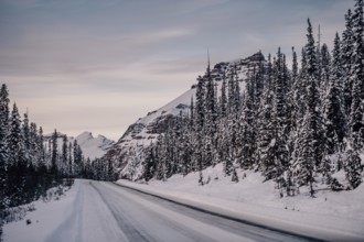 Winter road trip on the Icefields Parkway with lots of snow and ice, Banff National Park, Jasper