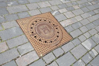Square manhole cover with town coat of arms and inscription, paving stones, floor, Schmalkalden,