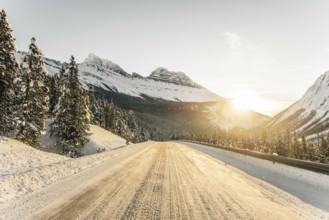 Winter road trip on the Icefields Parkway with lots of snow and ice, Banff National Park, Jasper