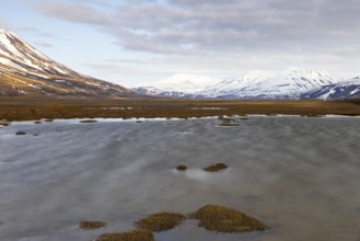 Kropotkinfjellet, lake, snow-covered mountains, Aventdalen, Longyearbyen, Spitsbergen, Svalbard