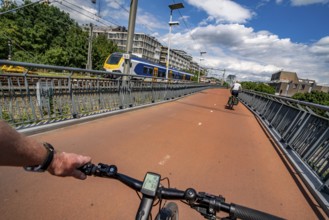 Ride over the Snelbinder Brug bicycle and pedestrian bridge, over the river Waal near Nijmegen, was