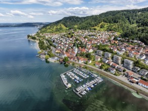 Luftbild von der Ortschaft Sipplingen am Bodensee bei sommerlicher Vegetation, gegenüber der