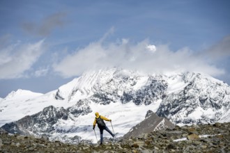 Mountaineers in front of the glaciated and snow-covered summit of the Großglockner, Wiener