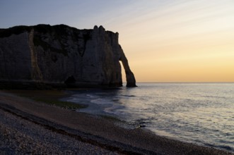 Rock arch Falaise or Porte d'Aval against the light, Étretat, sea, cliffs, chalk cliffs, alabaster