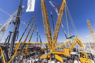 LG 1800-1.0 lattice boom crane with a maximum lifting height of 204 metres for wind turbines. BAUMA