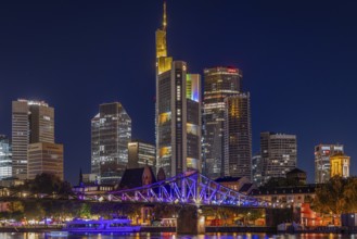 Frankfurt sets an example: The Eiserner Steg will shine in rainbow colours for Christopher Street