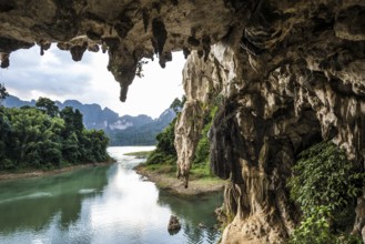 Pra Kai Petch Cave, stalactite cave, Cheow Lan Lake, Khao Sok National Park, Phang Nga, Surat