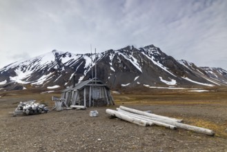 Hunting hut in front of mountain, wooden hut, Bamsebu, Spitsbergen, Svalbard