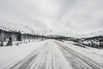 Winter road trip on the Icefields Parkway with lots of snow and ice, Banff National Park, Jasper