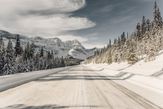 Winter road trip on the Icefields Parkway with lots of snow and ice, Banff National Park, Jasper