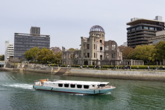 Excursion boat and ruins of the Atomic Bomb Dome, tourist attraction, UNESCO World Heritage Site,