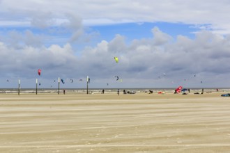 Walk on the sandy beach, kite surfers, surf on the horizon, Sankt Peter-Ording, Eiderstedt