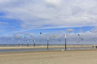 Walk on the sandy beach, kite surfers, surf on the horizon, Sankt Peter-Ording, Eiderstedt, Wadden