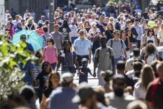 In the sunshine, many people stroll through Stuttgart's Königstraße pedestrian zone. Stuttgart,