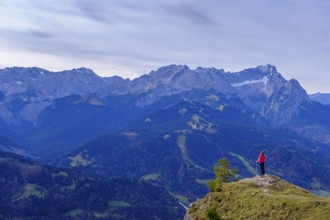 Mountaineers on the panorama trail, on the Wank, behind Zugspitze, Garmisch-Partenkirchen,