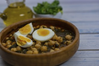 Chickpeas with spinach and egg