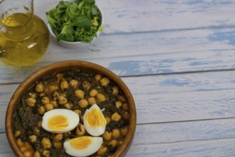 Chickpeas with spinach and egg