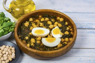 Chickpeas with spinach and egg