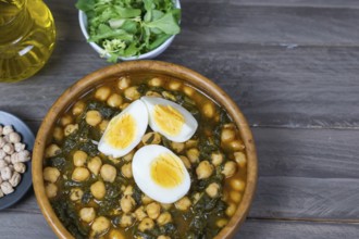 Chickpeas with spinach and egg
