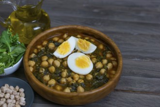 Chickpeas with spinach and egg