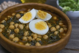 Chickpeas with spinach and egg