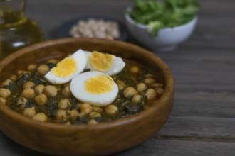 Chickpeas with spinach and egg