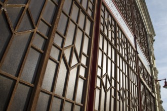 Window with geometric design and light reflections on the surface