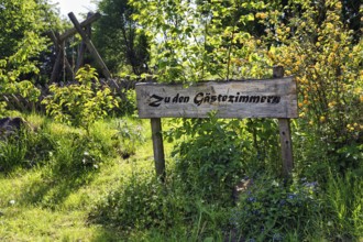 Wooden sign in the garden, summer, inscription, To the guest rooms, country inn, Rischenau, LÃ¼gde,