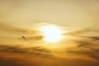Evening sun behind cirrus, golden evening sky, full-frame, Oia, Thira, Santorini, Cyclades, Greece