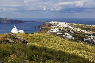 View of the village on the edge of the caldera, cliffs, hiking trail from Fira to Oia, Thira,