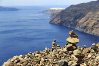 Cairns on the edge of the caldera, view, cliffs, hiking trail from Fira to Oia, Thira, Santorini,