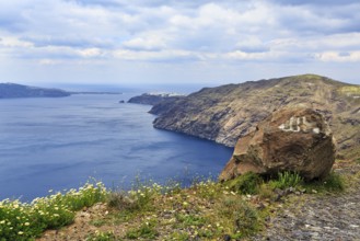 Edge of the caldera, cliffs, view of the sea, hiking trail from Fira to Oia, Thira, Santorini,