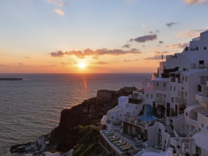 Holiday homes on the edge of the caldera overlooking the sea, sunset, Oia, Thira, Santorini,