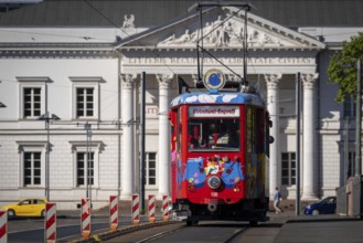 Ebbelwoi Express brings colour to the cityscape. Sachsenhausen, Frankfurt am Main, Hesse, Germany