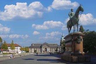 Peace Square with the equestrian statue of Grand Duke Ludwig IV created in 1898 by Fritz Schaper,