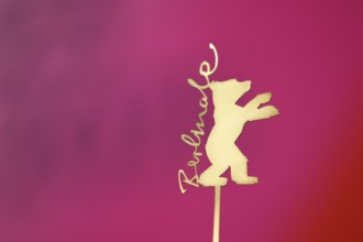 Background image, close-up, logo, golden bear with Berlinale lettering at a press conference during