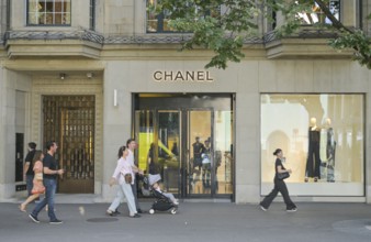 Chanel shop, shopping street, passers-by, Bahnhofstrasse, Zurich, Switzerland